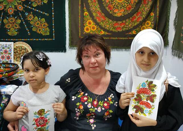 Прикарпатка репрезентувала мальовану кераміку на Міжнародному фестивалі в ОАЕ