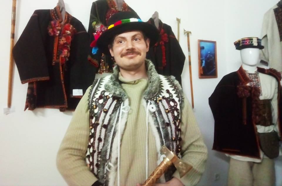 виставка автентичного чоловічого гуцульського одягу