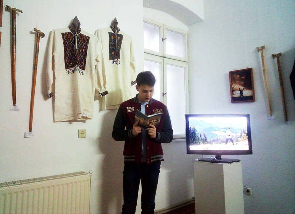 виставка автентичного чоловічого гуцульського одягу