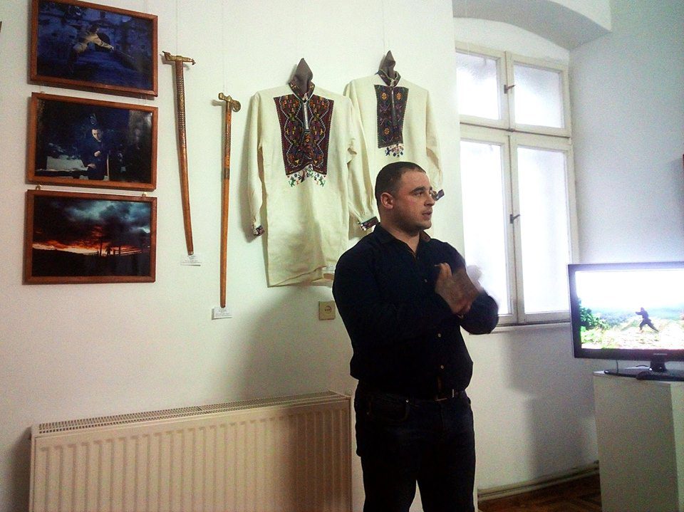 виставка автентичного чоловічого гуцульського одягу