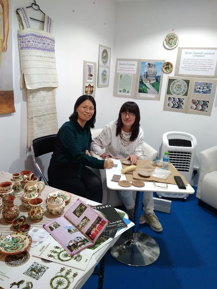 Прикарпатка репрезентувала мальовану кераміку на Міжнародному фестивалі в ОАЕ