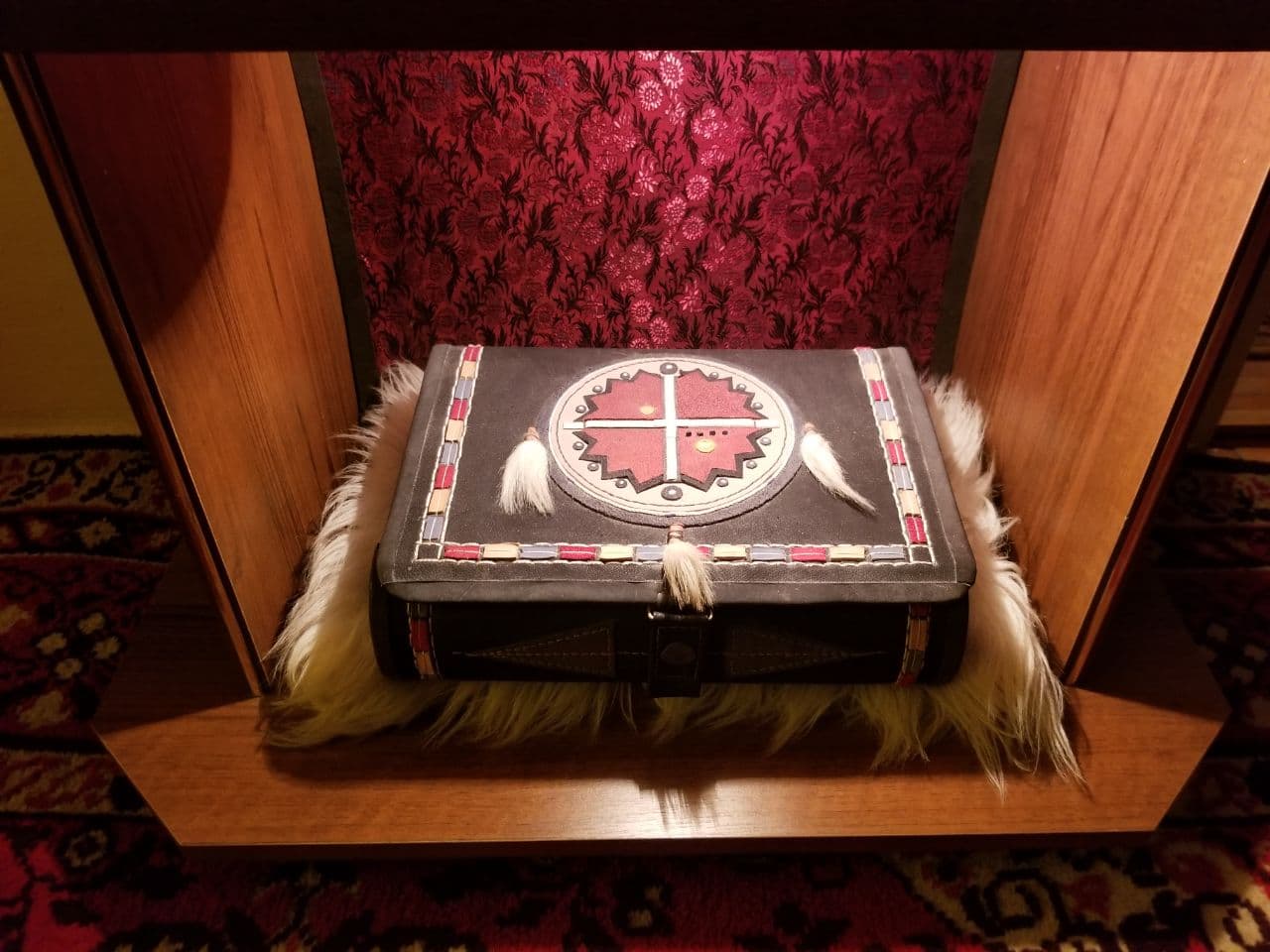 Шкатулка, обшита шкірою 