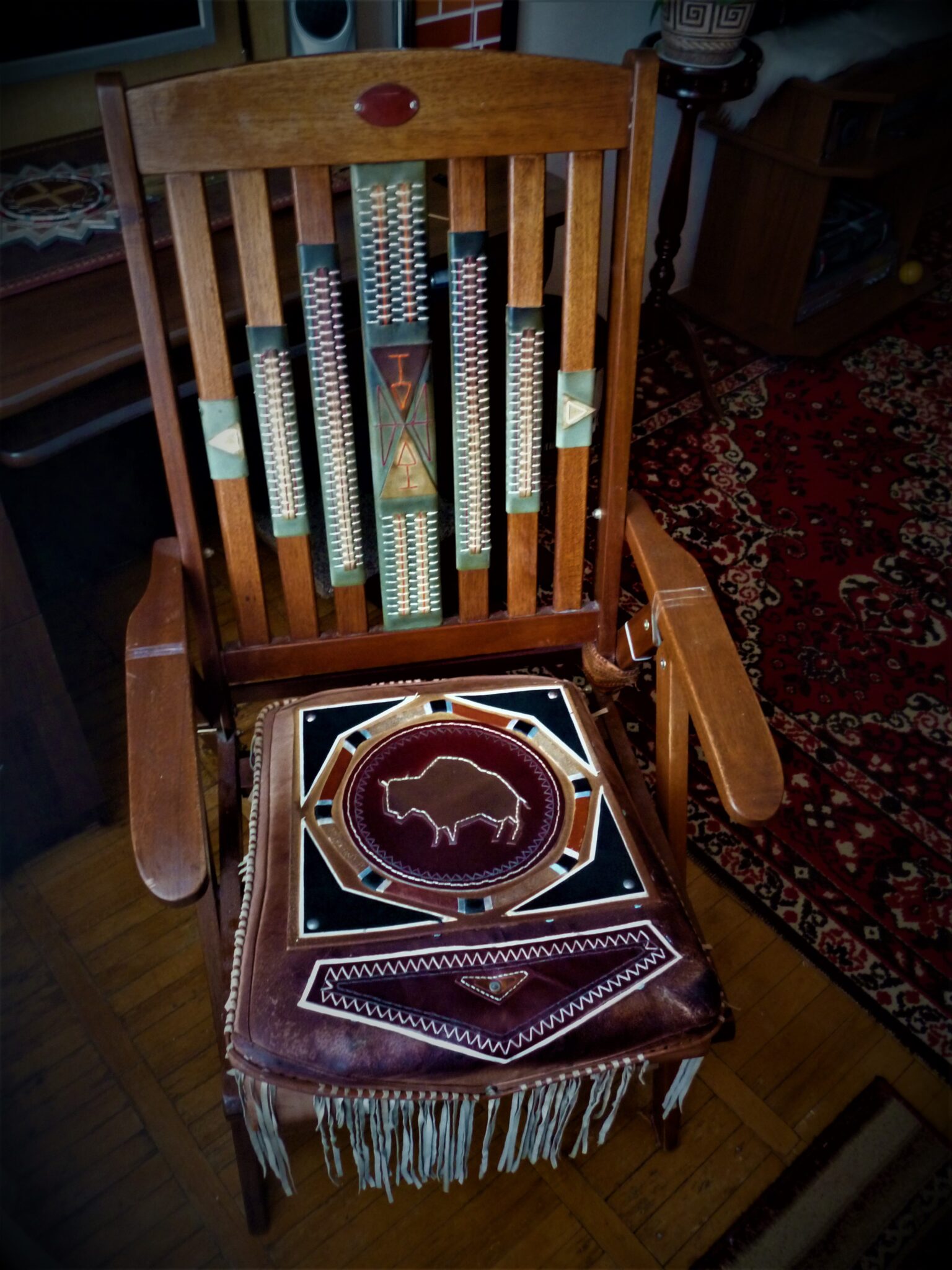 Дерев'яне крісло зі шкіряним сідлом і вставками 