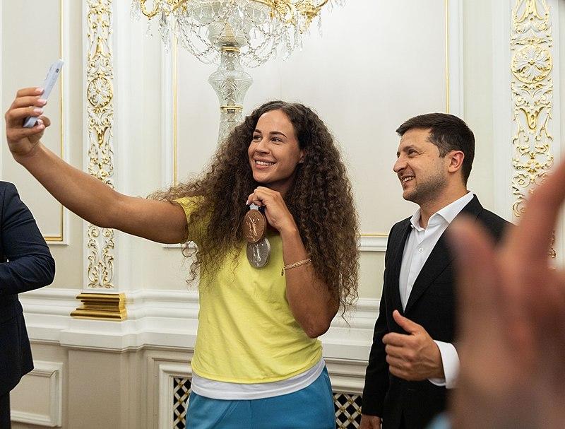 C:\Users\korzhuk\AppData\Local\Microsoft\Windows\INetCache\Content.Word\Canoeists_Liudmyla_Luzan_with_President_of_Ukraine_Volodymyr_Zelensky.jpg