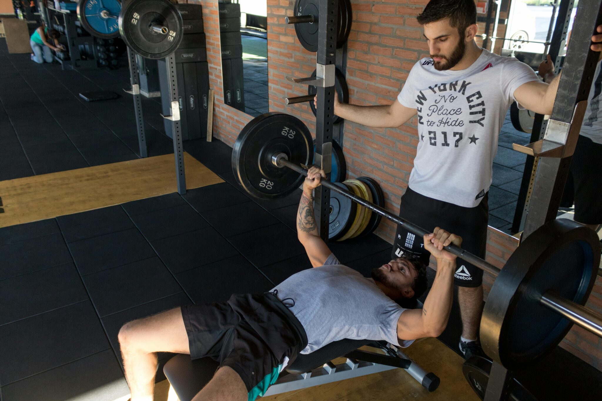 Спортивний чоловік без футболки демонструє рельєфні м'язи преса на вулиці